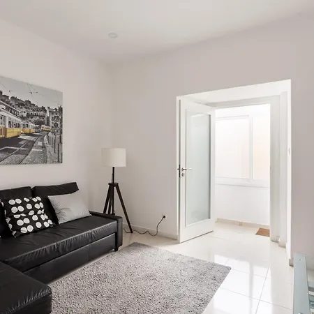 Rua Da Senhora Da Gloria 142 1º * Lisbon