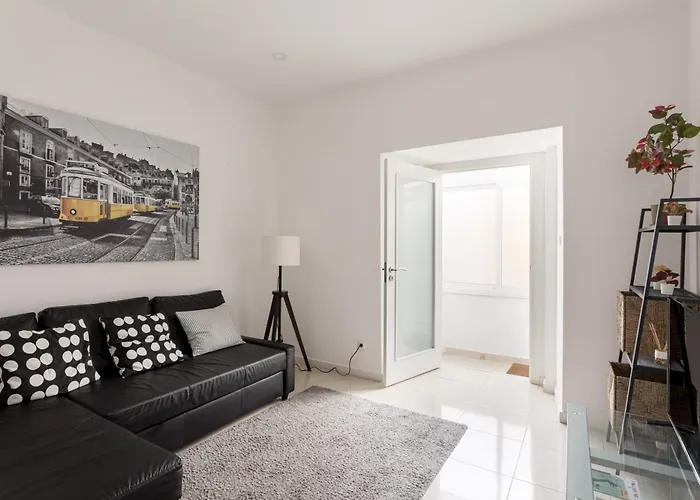 Rua Da Senhora Da Gloria 142 1º * Lisbon